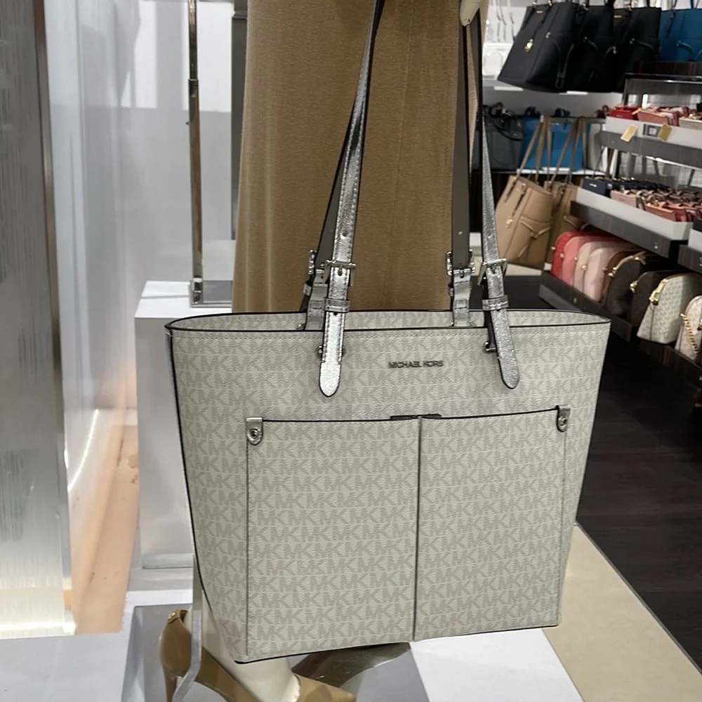 MICHAEL KORS OUTLET
Jet Set Medium Logo Pocket Tote Bag
Optic White/Silver 
NWT - Picture 3 of 16